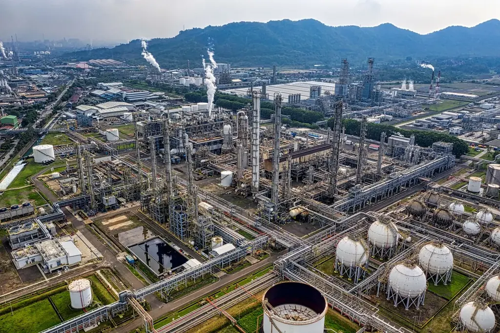 Refinery and storage terminal representing gasoline supply